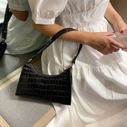 Lara - Schwarze Schultertasche im Krokodil-Look