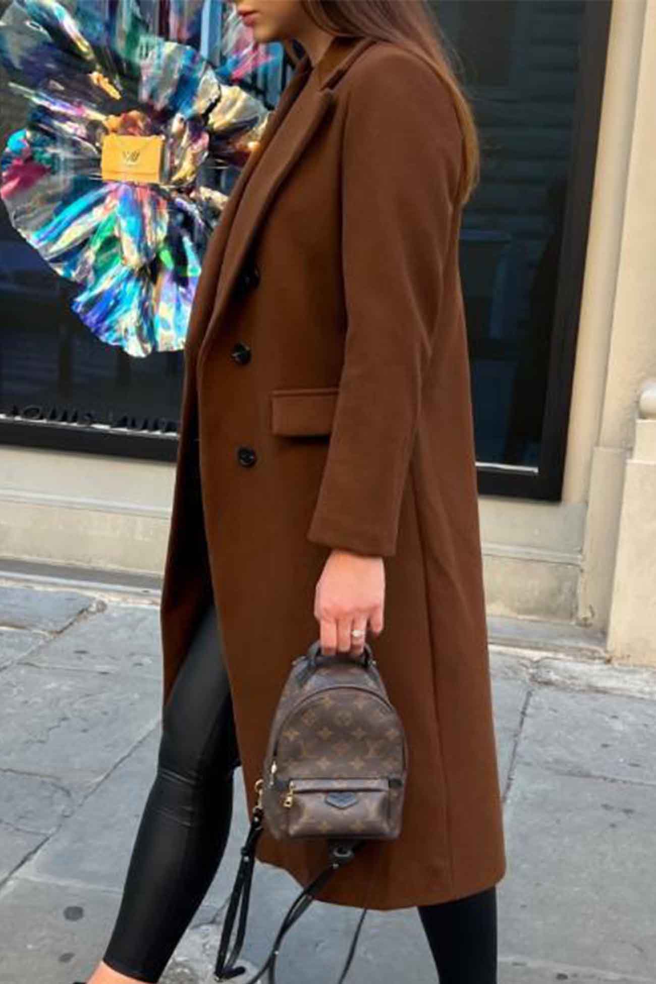 Zweireihiger mantel mit reverskragen – eleganter stil für kühle tage