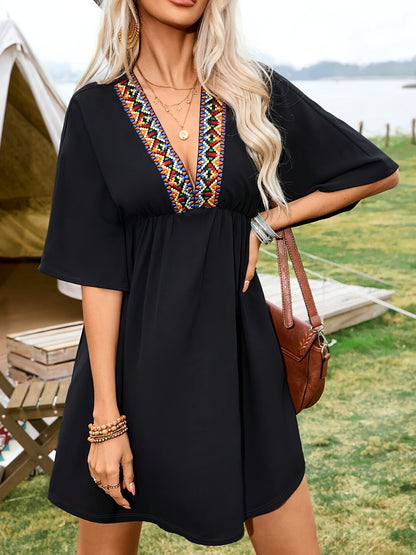 Schwarzes Mini-Kleid mit Farbigem Tiefem Ausschnitt - Isabella