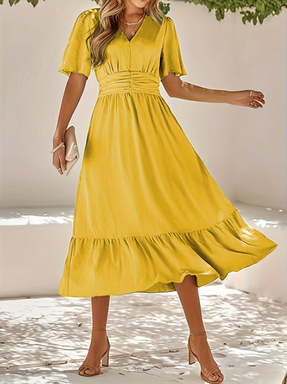 Beiges Kleid mit Rüschen und V-Ausschnitt - Clara