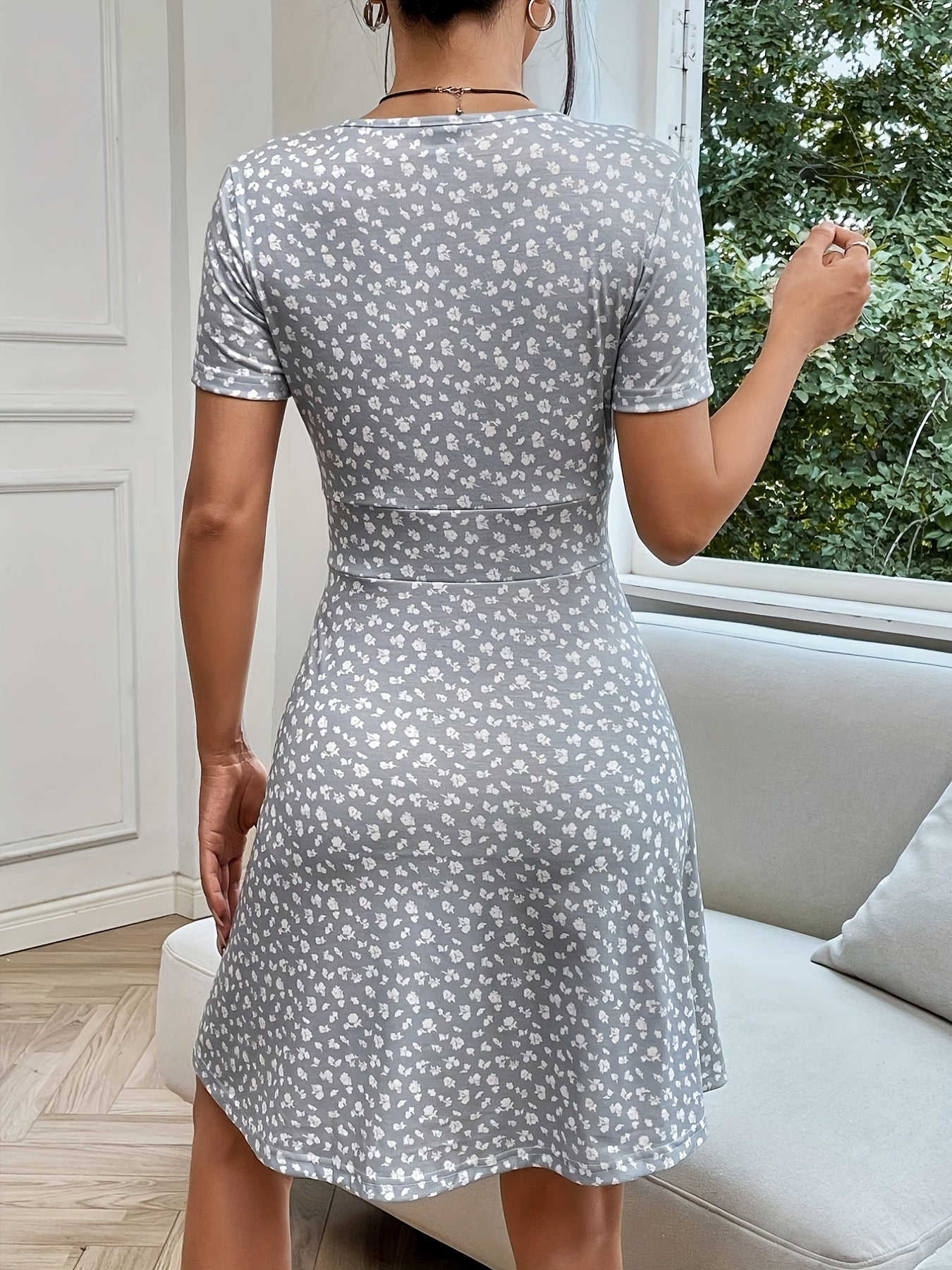 Schwarzes Blumenmuster-V-Ausschnitt-Kleid - Stella