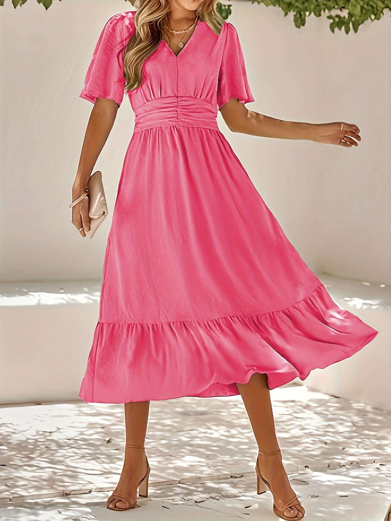 Beiges Kleid mit Rüschen und V-Ausschnitt - Clara