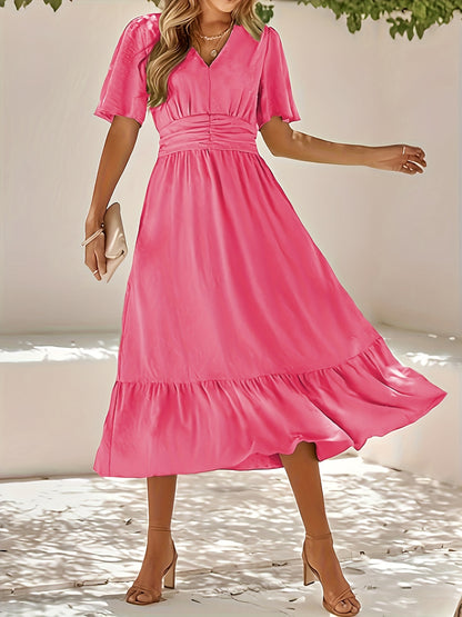 Beiges Kleid mit Rüschen und V-Ausschnitt - Clara