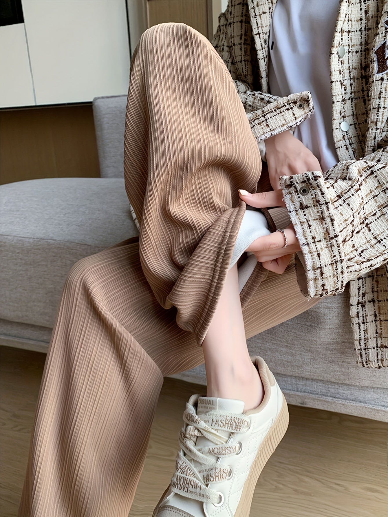 Bequeme Fleece-gefütterte Streifenhose mit weitem Bein – Beige