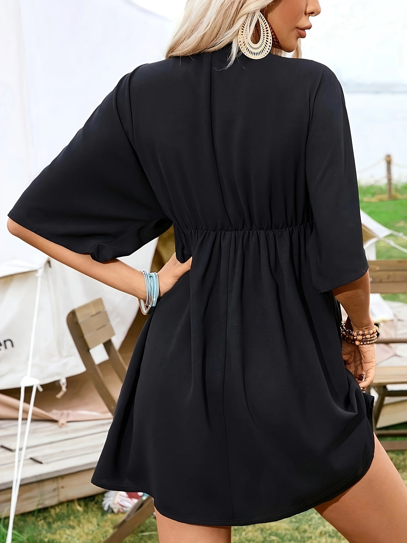 Schwarzes Mini-Kleid mit Farbigem Tiefem Ausschnitt - Isabella