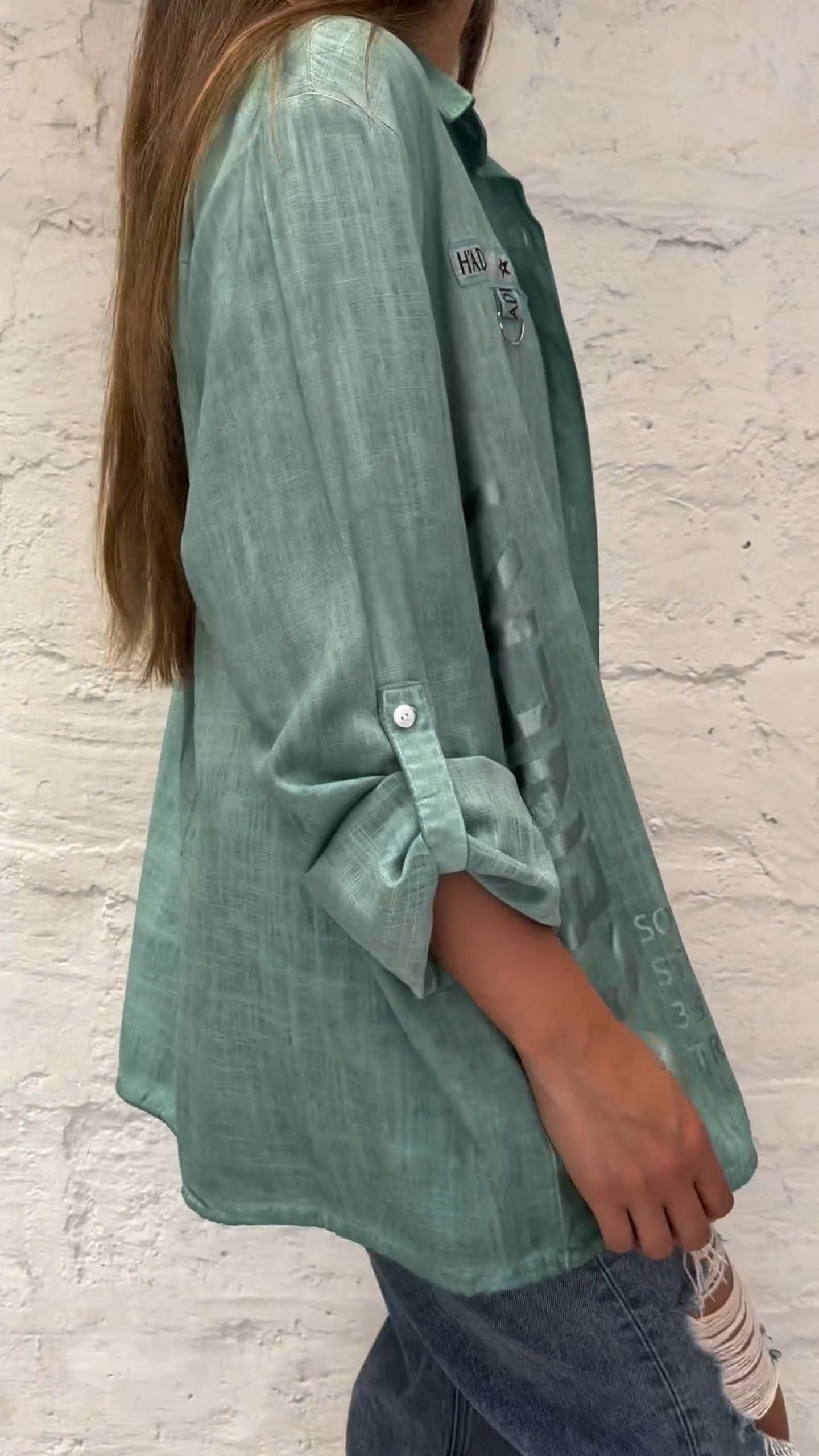 Verde – Grünes Leinenhemd mit Leuchtbuchstaben