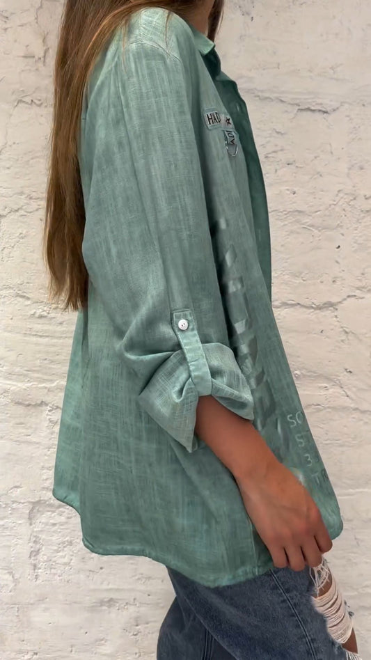 Verde – Grünes Leinenhemd mit Leuchtbuchstaben