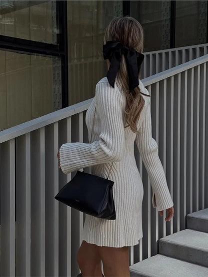 Charmantes Strickkleid mit Trompetenärmeln