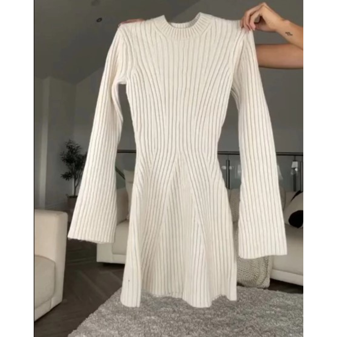 Charmantes Strickkleid mit Trompetenärmeln