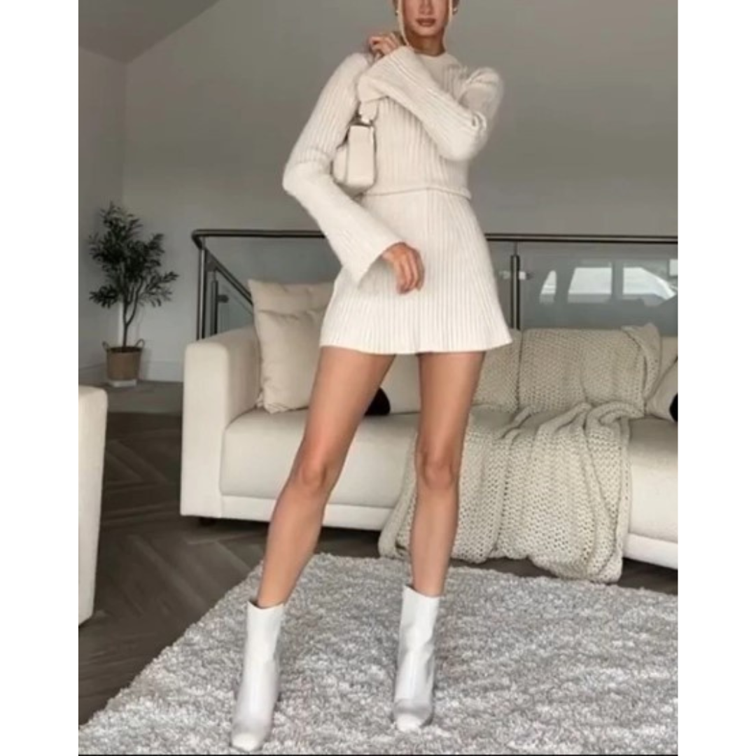 Charmantes Strickkleid mit Trompetenärmeln