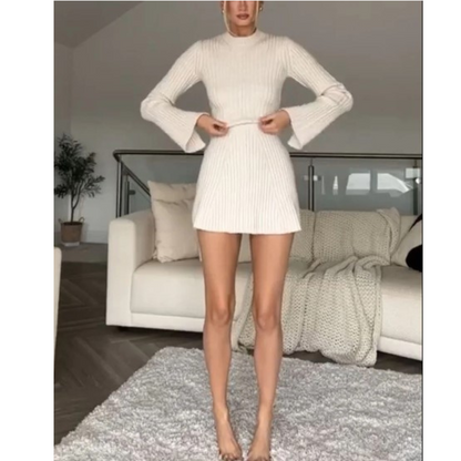 Charmantes Strickkleid mit Trompetenärmeln