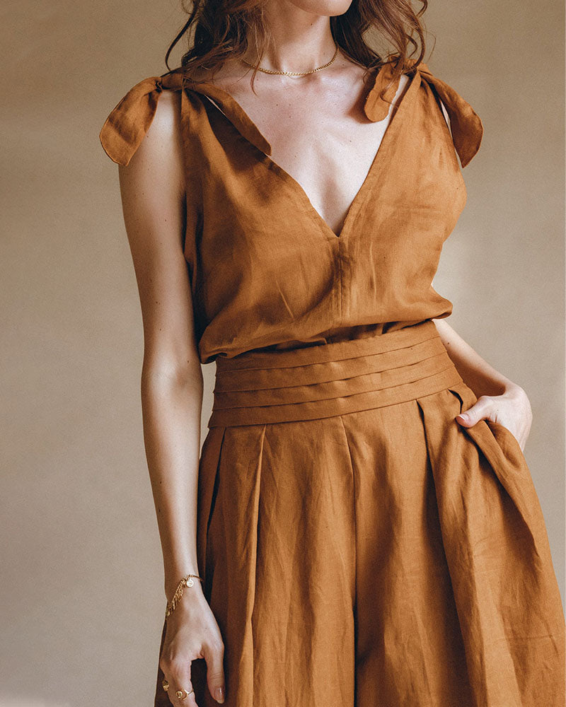 Elegantes Maxikleid mit Schleifenakzent und V-Ausschnitt