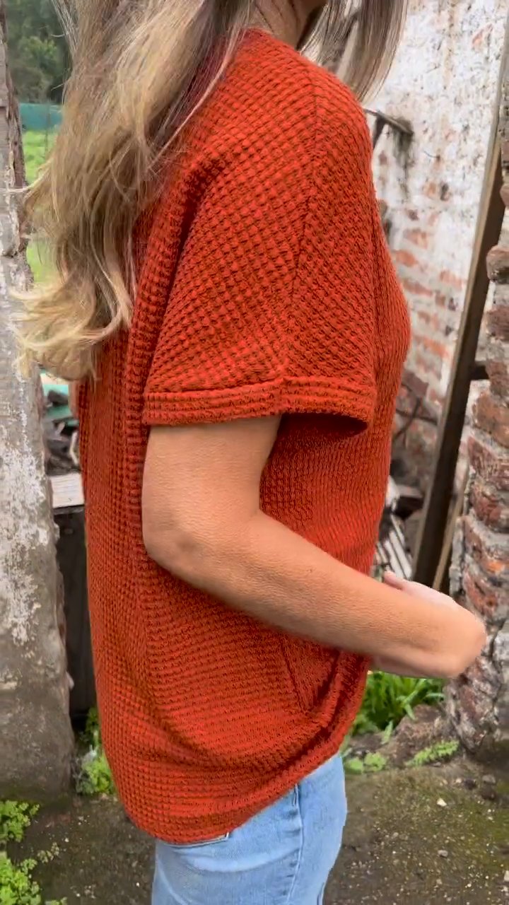 Stricktop mit Knopfdetail und V-Ausschnitt